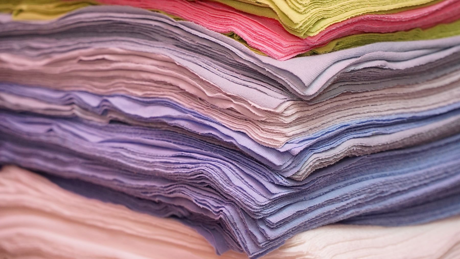 Teanc de lavete din bumbac nou colorat, cu marginile croite vizibile strat cu strat